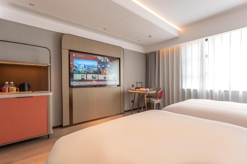 Ένα ή περισσότερα κρεβάτια σε δωμάτιο στο Yicheng Hotel, Jianghan Road Pedestrian Street, Wuhan River Beach