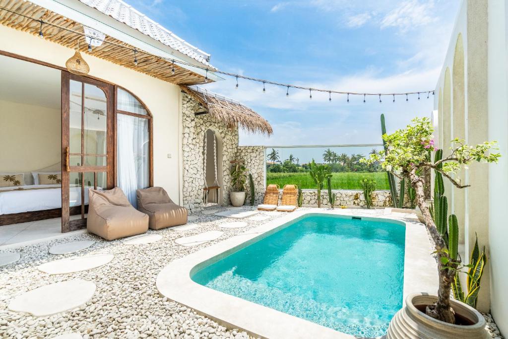 CemagiにあるVilla Citrusの裏庭のプール