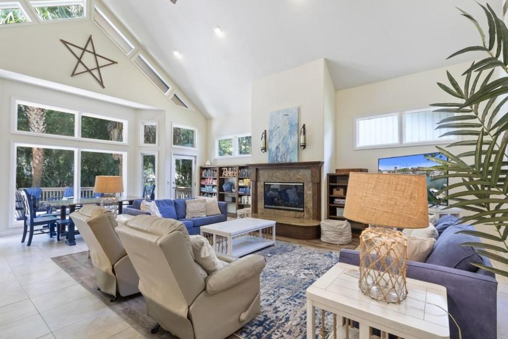 ein Wohnzimmer voller Möbel und einem Kamin in der Unterkunft 57 Lawton Rd, Sea Pines Pet Friendly home in Hilton Head Island