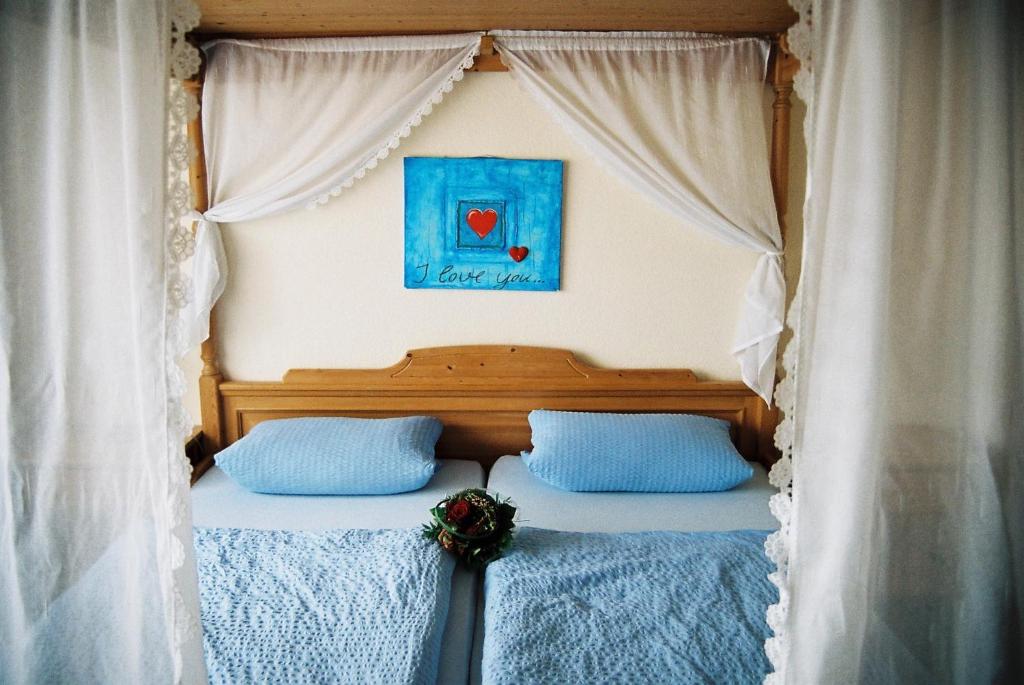 Postel nebo postele na pokoji v ubytování Hotel Landgasthof Simon
