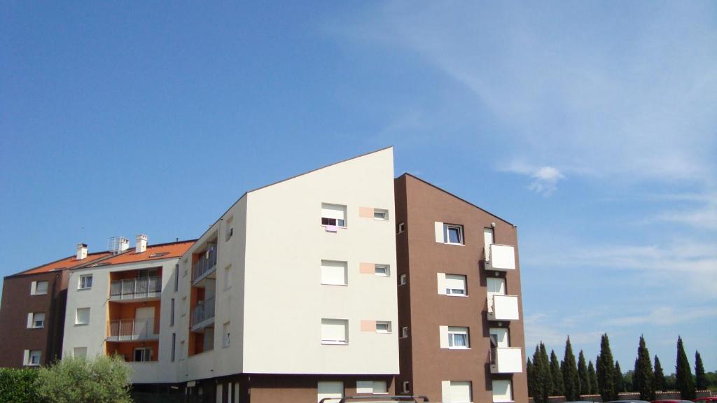 un edificio frente a un cielo azul en Apartment Lela, en Umag