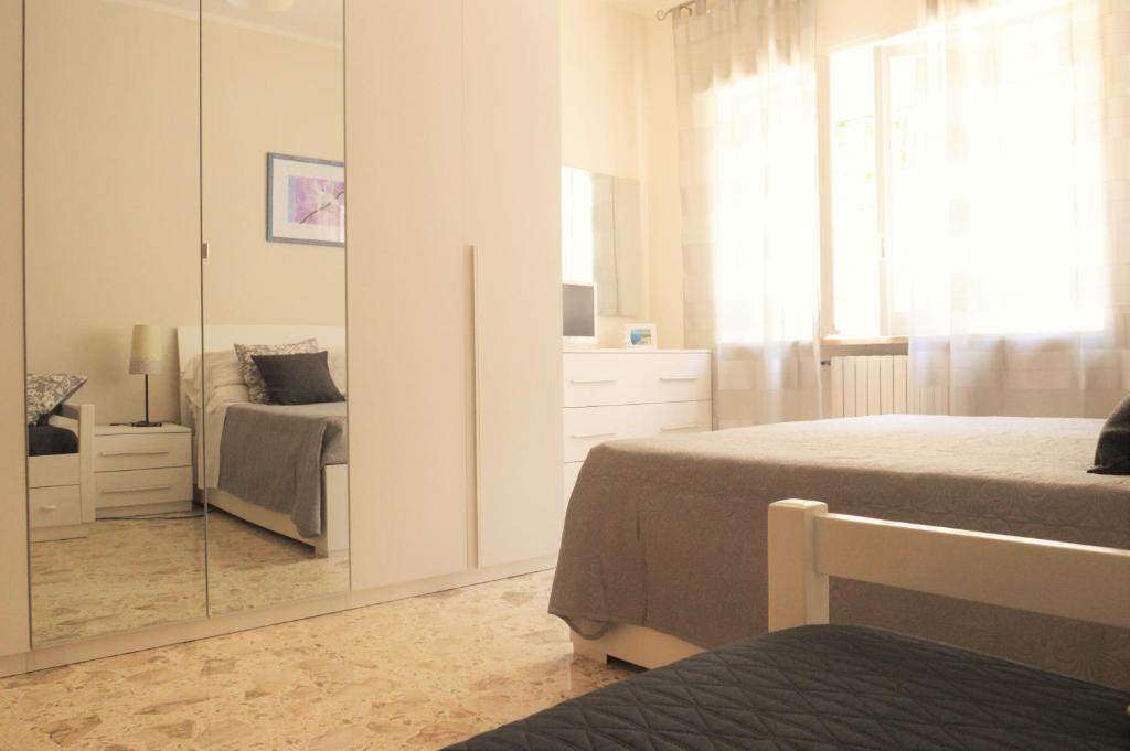 1 dormitorio con 2 camas y espejo en Don Andrè, en Sorrento