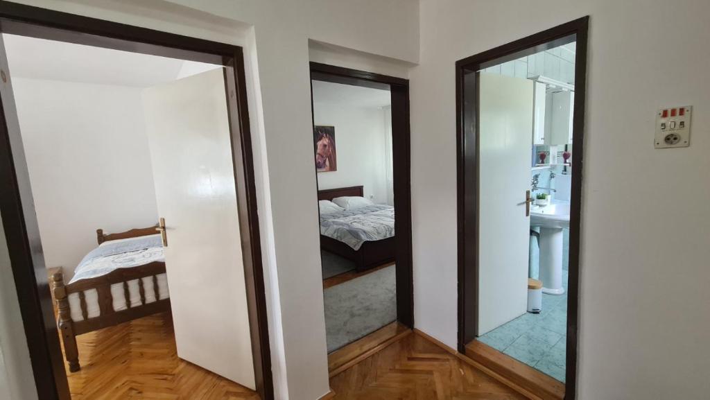 una camera con specchio e una camera con letto di Vila Marija a Sarajevo