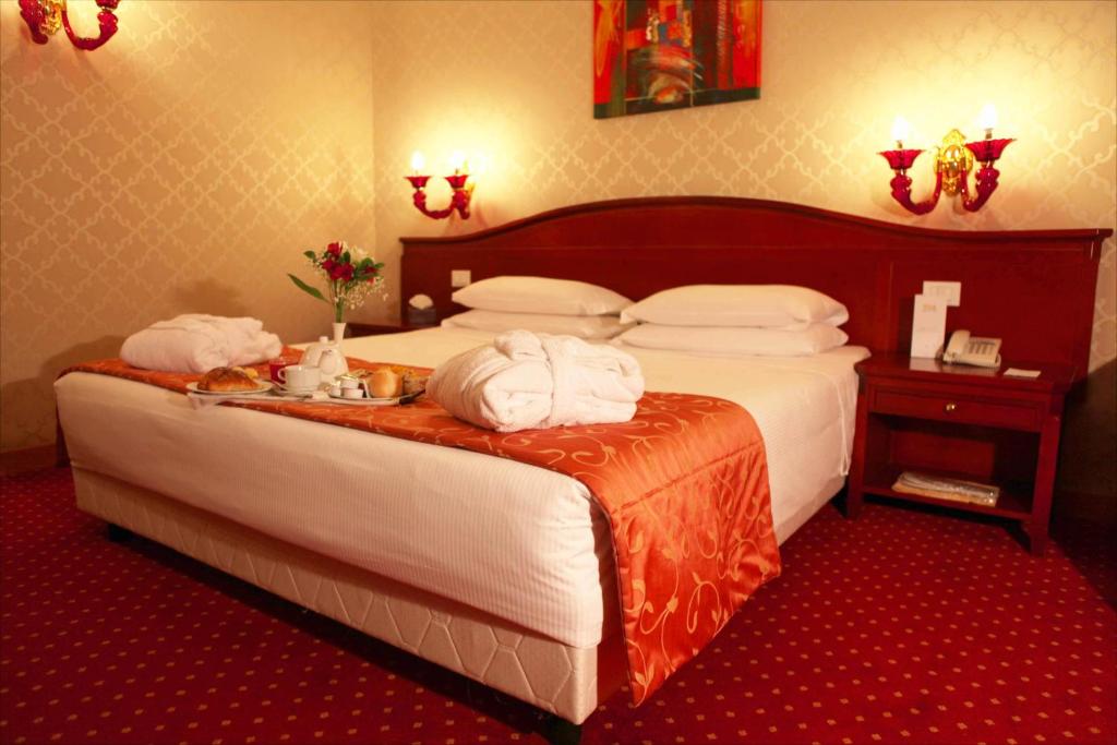 Postel nebo postele na pokoji v ubytování Augusta Lucilla Palace