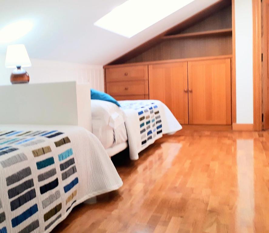 Łóżko lub łóżka w pokoju w obiekcie alaia apartamento
