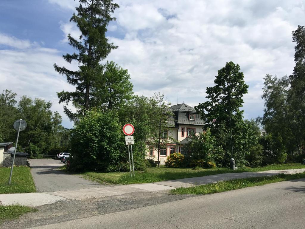 ein Straßenschild vor einem Haus in der Unterkunft Stará Morava Apartmán Zuzka, Tatranská Lomnica in Tatranská Lomnica