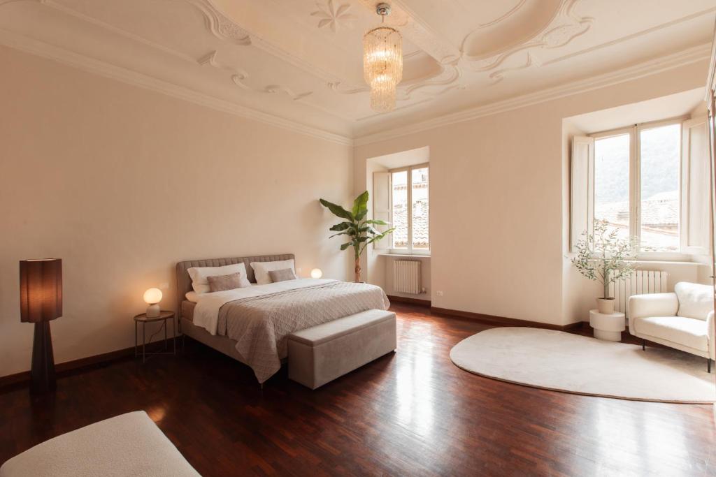 a large white bedroom with a bed and a couch at Le Stonghe City Apartment in Fossombrone