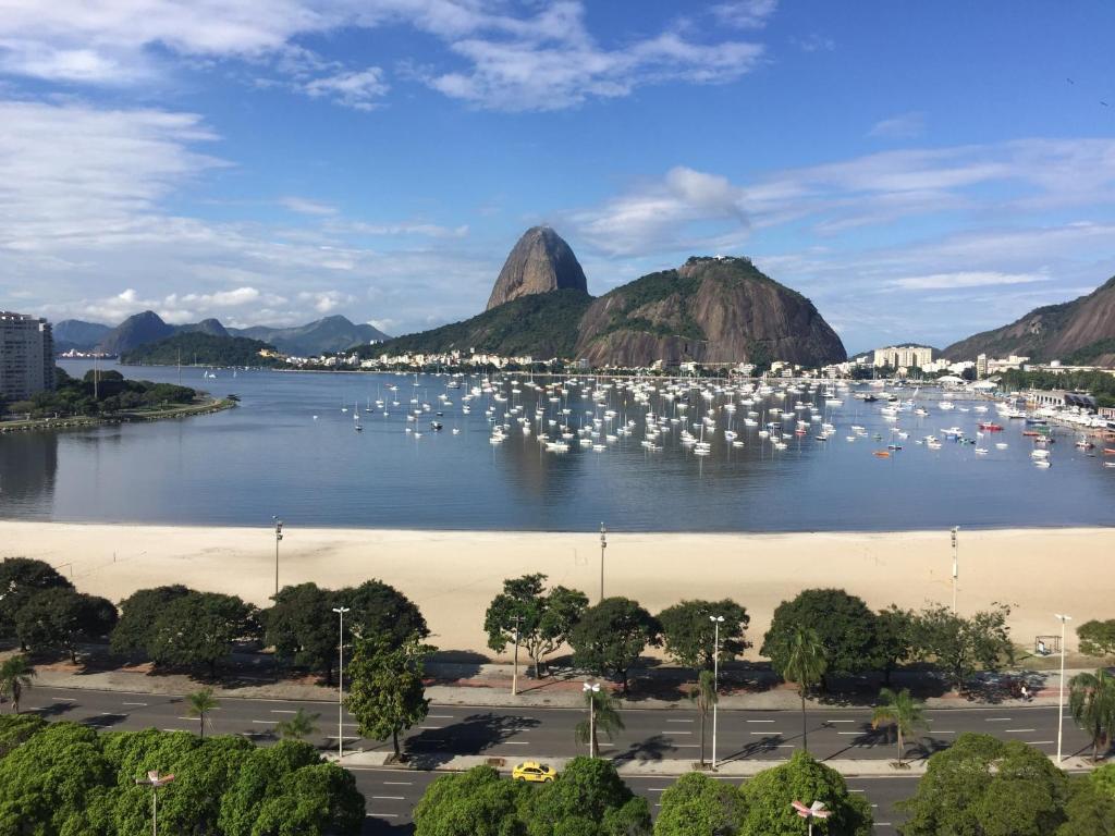 widok na port z łodziami w wodzie w obiekcie A lazer ou a trabalho fique em Botafogo em frente à Praia e ao Pao de Acúcar w mieście Rio de Janeiro