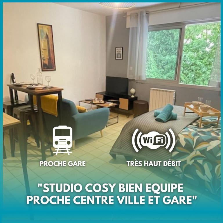 a room with a bed and a table and a desk at L'Aiglon Studio cocon au coeur de Gap in Gap