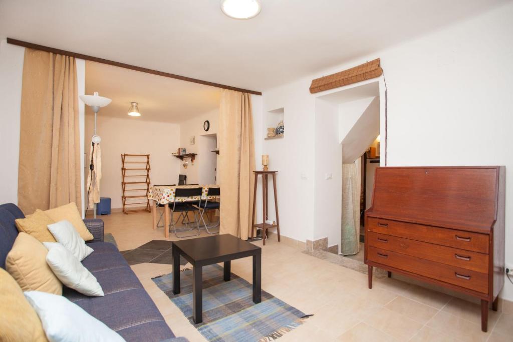 salon z kanapą i drewnianą komodą w obiekcie Apartment Zdenac Lux w Rovinj