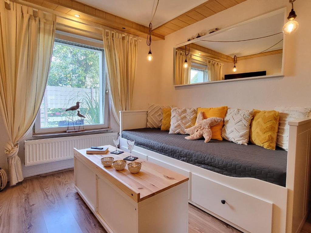 a living room with a couch and a window at Mien lüttes Glück -Fewo Backboord in Zempin