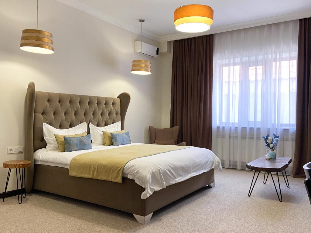 Ένα ή περισσότερα κρεβάτια σε δωμάτιο στο Keremet Hotel