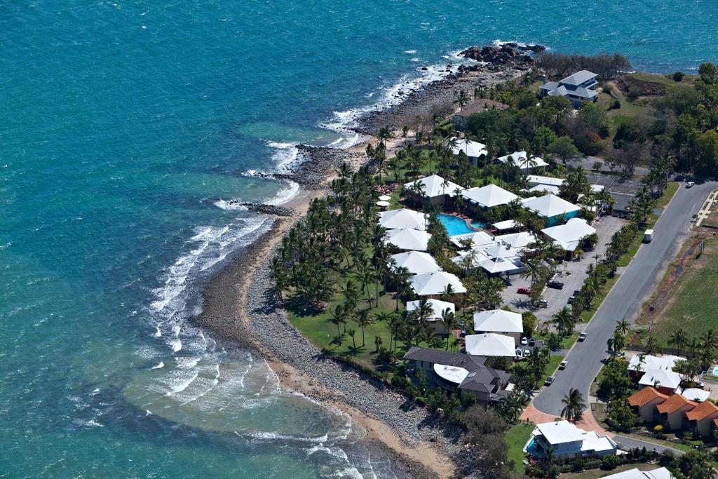 una vista aérea de un resort junto al océano en The Resort at Dolphin Heads, en Mackay