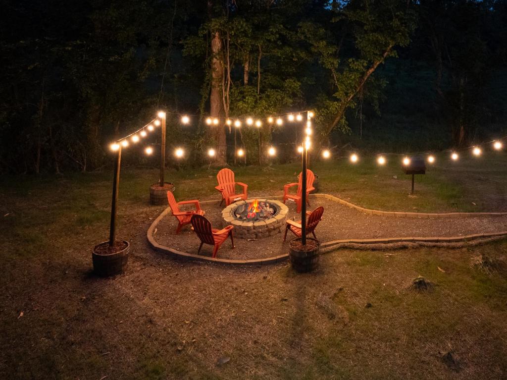 Khách lưu trú tại Sleeps 12 - Cozy 4BR Cabin with Hot Tub, Game Room, Fire Pit & Close to Dollywood