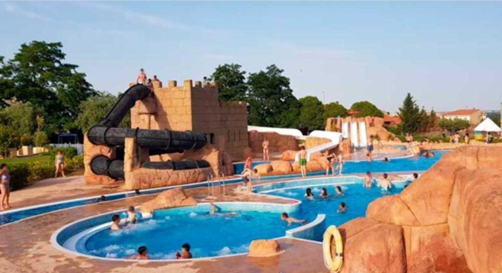 una grande piscina in un parco acquatico con gente dentro di Apartamento en Lardero 4 Pax, parking incluido a Lardero