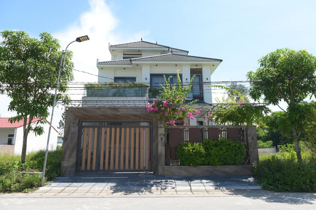 une maison avec une porte devant elle dans l'établissement Peace Villa, à Dong Quan