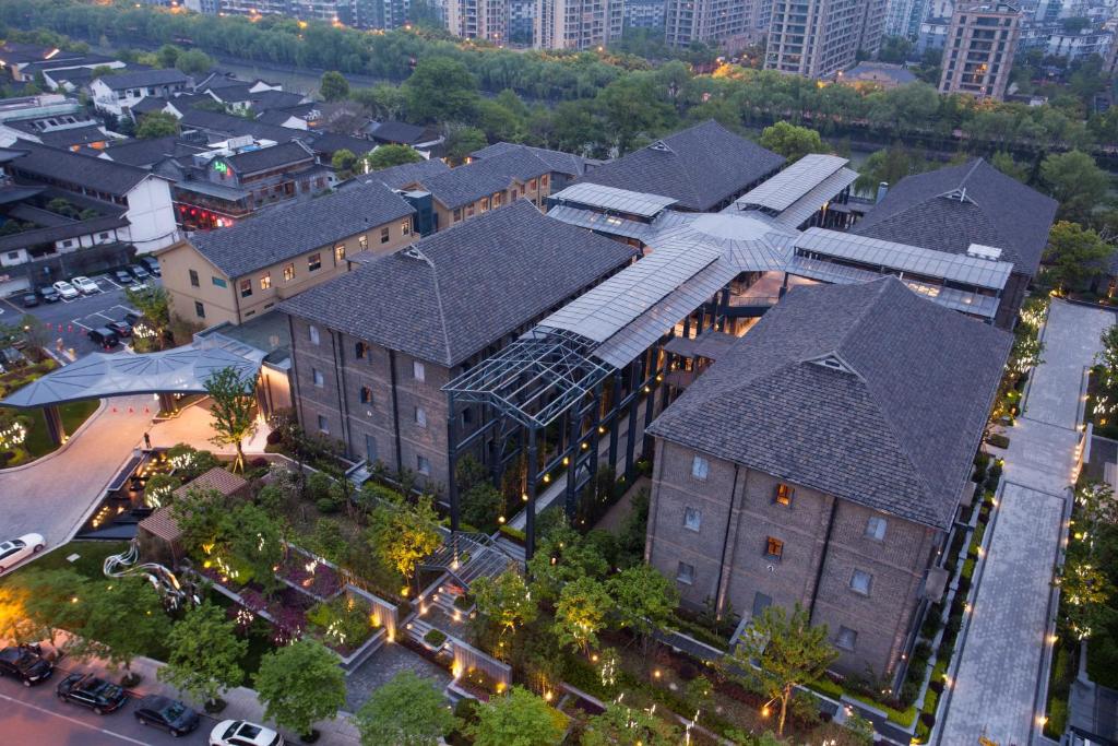una vista aérea de un edificio con una cruz en el techo en Cheery Canal Hotel Hangzhou - Intangible Cultural Heritage Hotel en Hangzhou