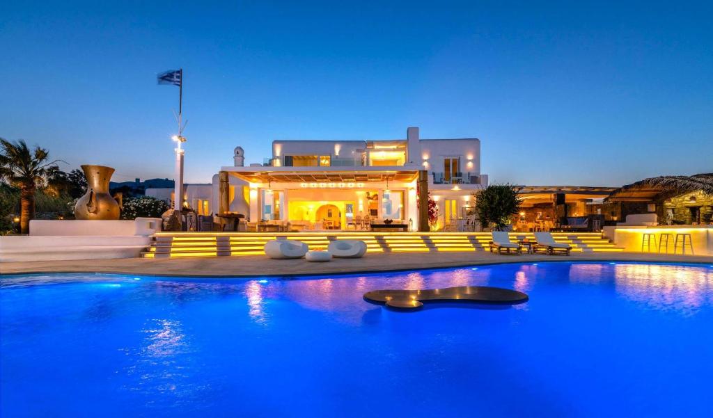 Πισίνα στο ή κοντά στο Vibhu Estate 10 Bedrooms and Suites