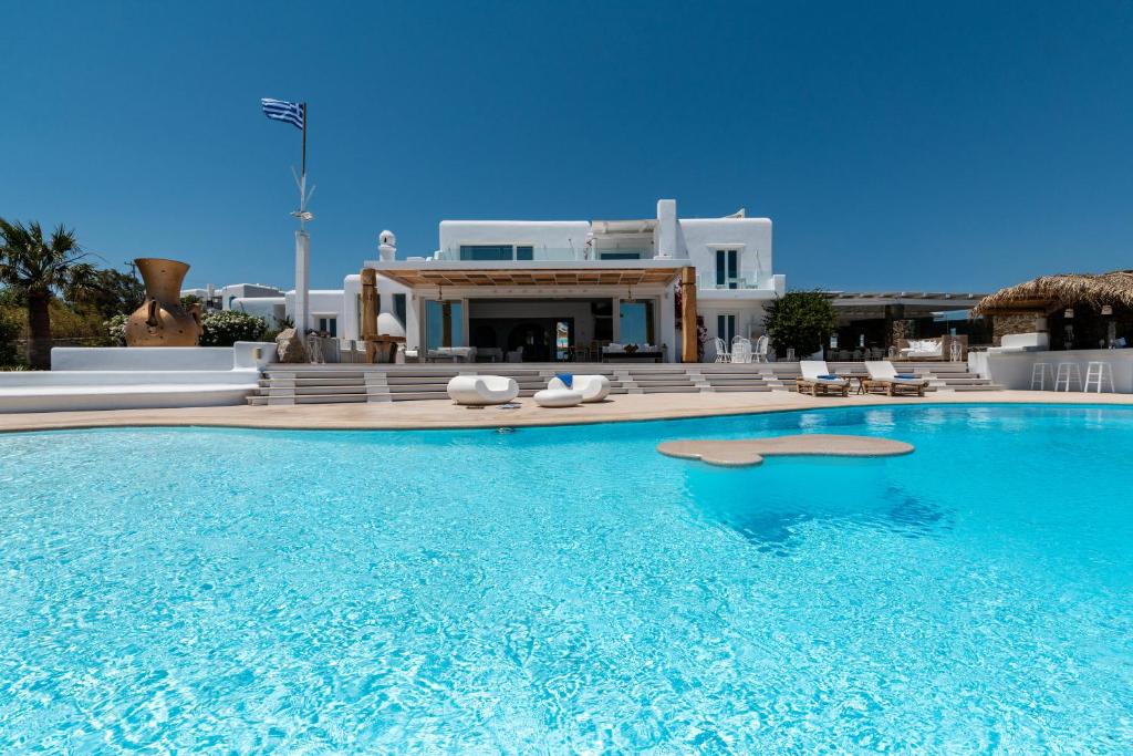 Πισίνα στο ή κοντά στο Vibhu Estate 14 Suites and Bedrooms