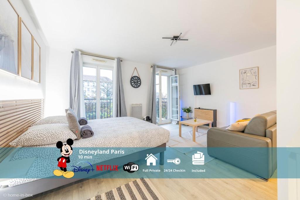 une chambre avec un grand lit et un canapé dans l'établissement Le Petit Bussy, 4 pers Disneyland Paris 10min, à Bussy-Saint-Georges