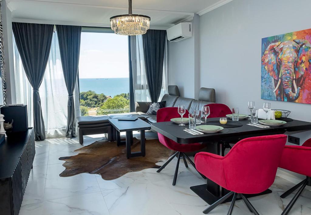 Royal View - Luxury 2BR Apartment with Sea Panorama by Flat manаger