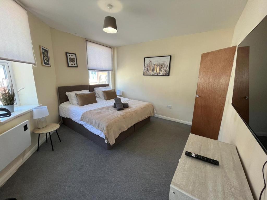 Postel nebo postele na pokoji v ubytování 2 Bedroom Apartment in Swindon Town Centre