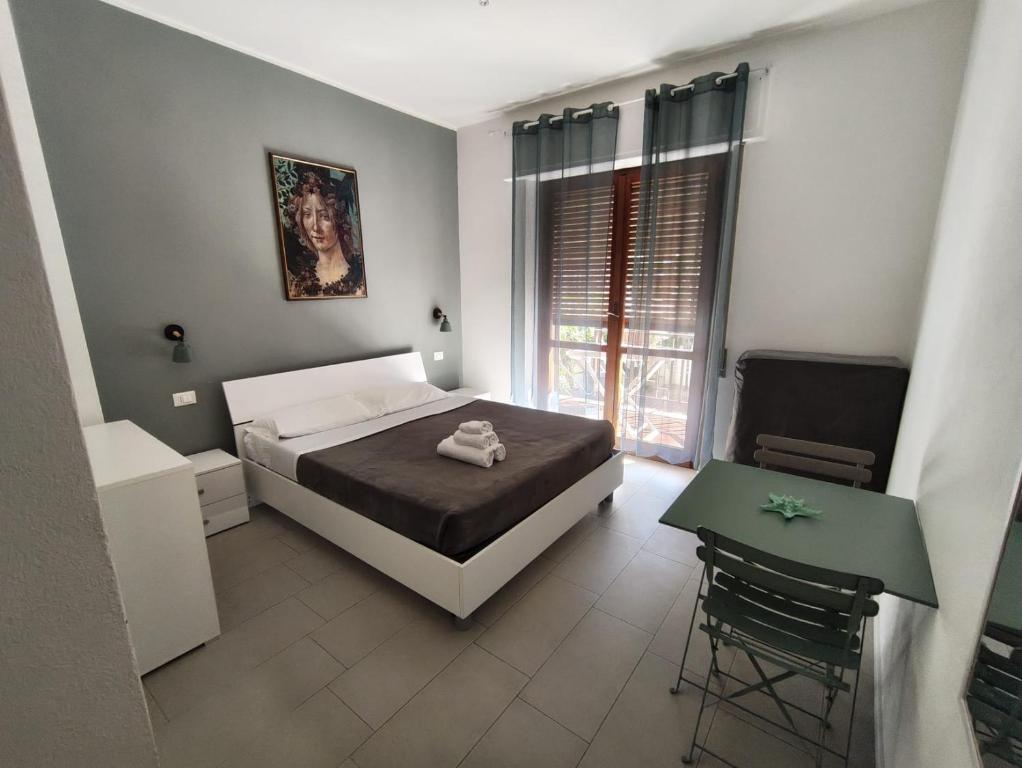 A bed or beds in a room at Il Giardino di Anna - Charming rooms in Cagliari