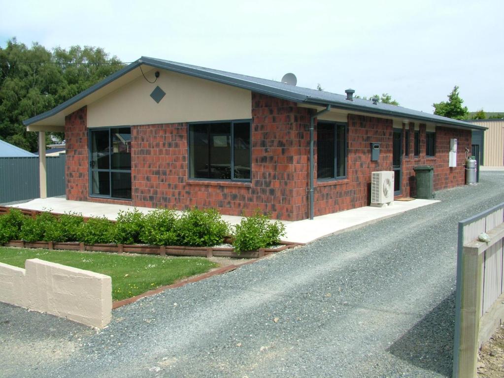 ein rotes Backsteingebäude an der Seite einer Straße in der Unterkunft Lawrence Townhouse Accommodation 18A in Lawrence