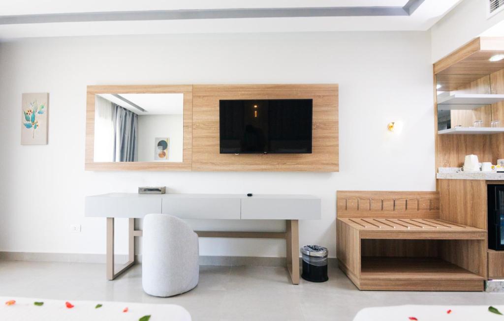 Titanic Beach - Families and Couples only - 16