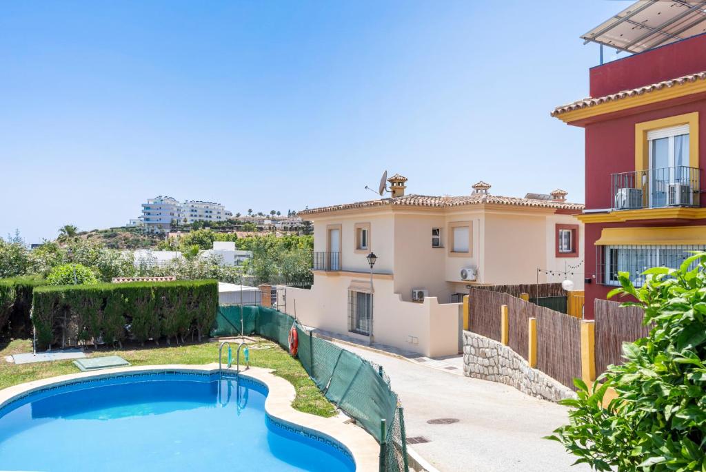 una piscina nel cortile di una casa di Castillo sohail townhouse near the beach by Costarentals - Ref 101 a Fuengirola