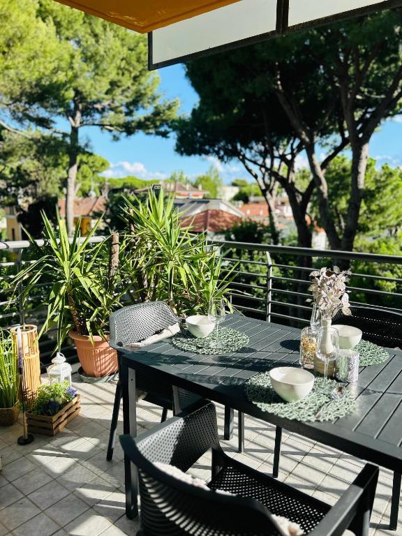 a black table and chairs on a patio at Damiano Chiesa terrazzato -Flexrent Immobiliare Abissinia in Riccione