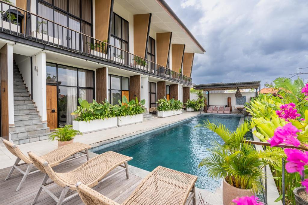 una imagen de una villa con piscina en Karra 8 Apartment by Betterplace, en Canggu