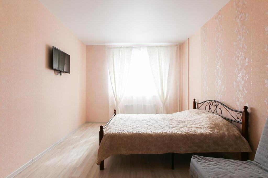 リュベルツィにあるDearHome 8 Martaのベッドルーム(ベッド1台、窓付)