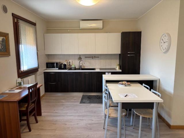 Kuchyň nebo kuchyňský kout v ubytování alle scalette due brogliano