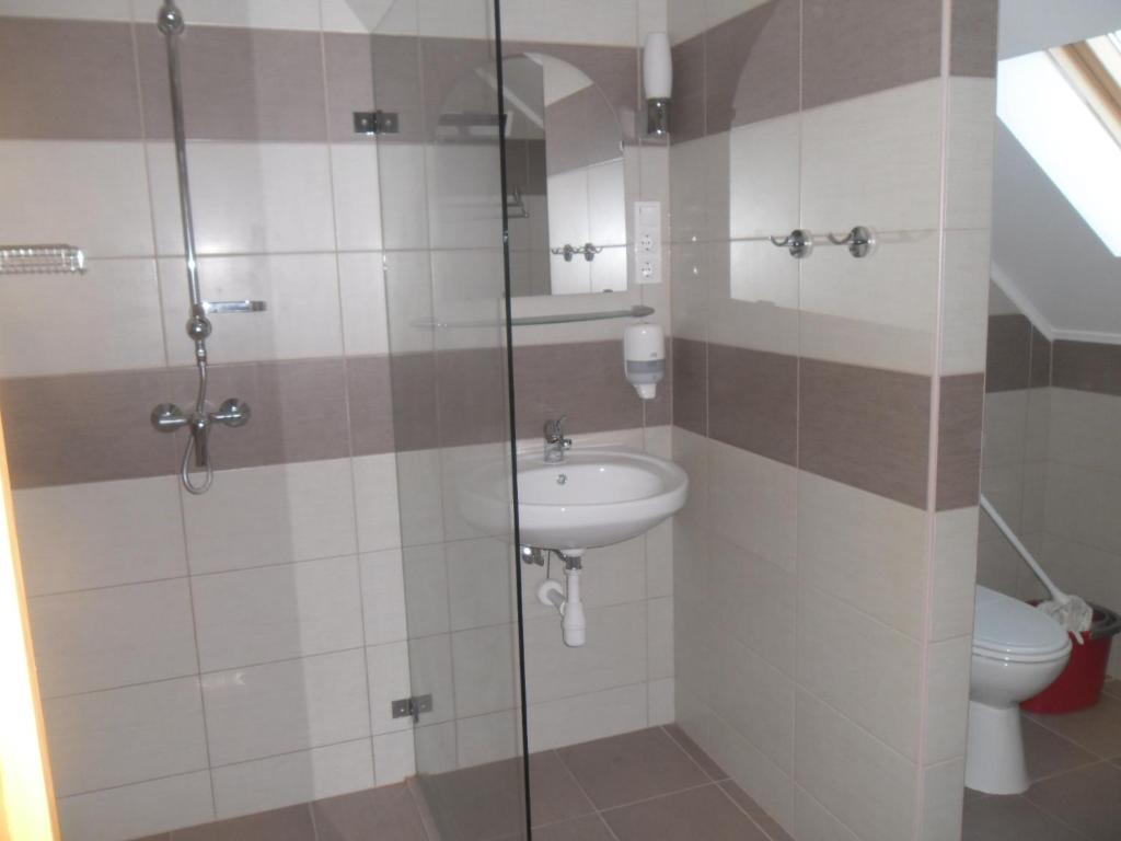 Attila Vendégház Tápiószentmárton - Chambre Quadruple Avec Salle De Bain