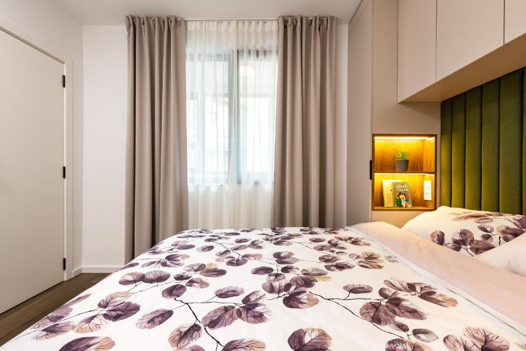 Two Stylish 1BD Apartments with Desk in Karshiaka by Flat Manager