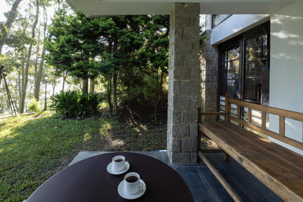 Avadale Munnar (Stag Groups Not Allowed)的阳台或露台
