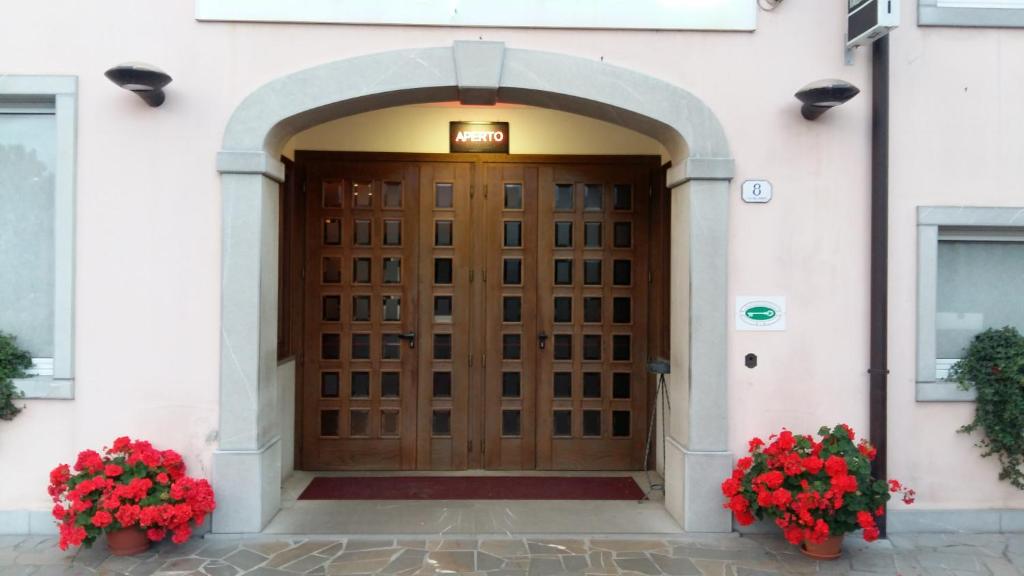 uma entrada para um edifício com uma porta de madeira em Alla Speranza em San Giórgio di Nogaro
