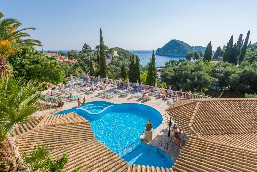 uma vista para uma piscina com pessoas na praia em Paleo ArtNouveau Hotel - Adults Only em Paleokastritsa