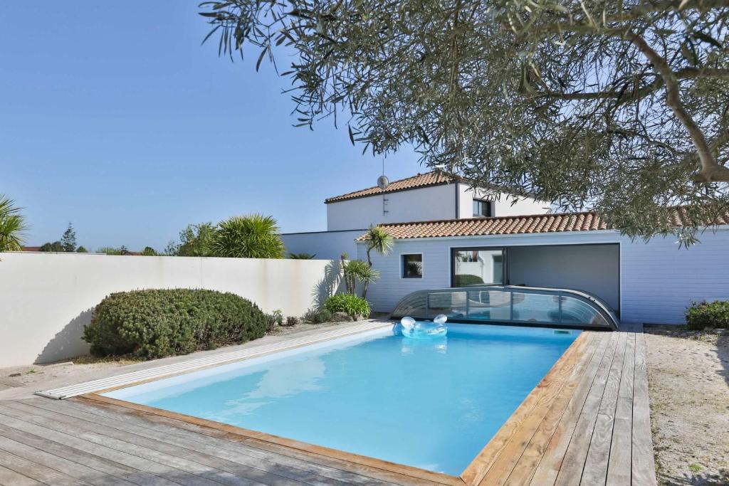 une piscine devant une maison dans l'établissement Villa du Moulineau, à Les Sables-dʼOlonne
