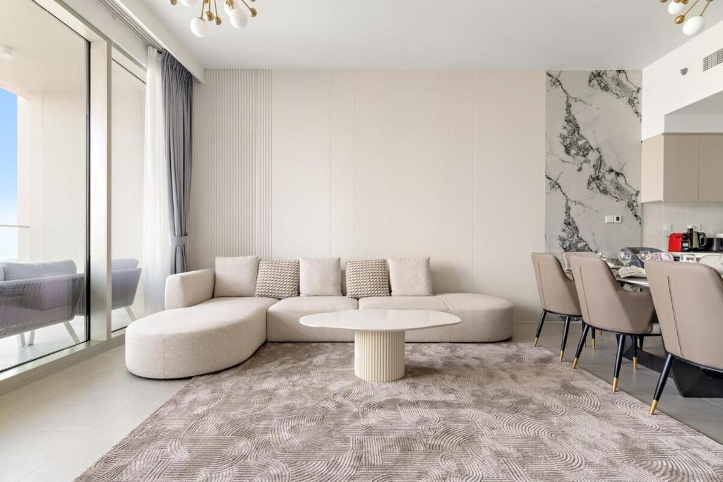 FIRST CLASS 4BR Luxe Downtown Escape