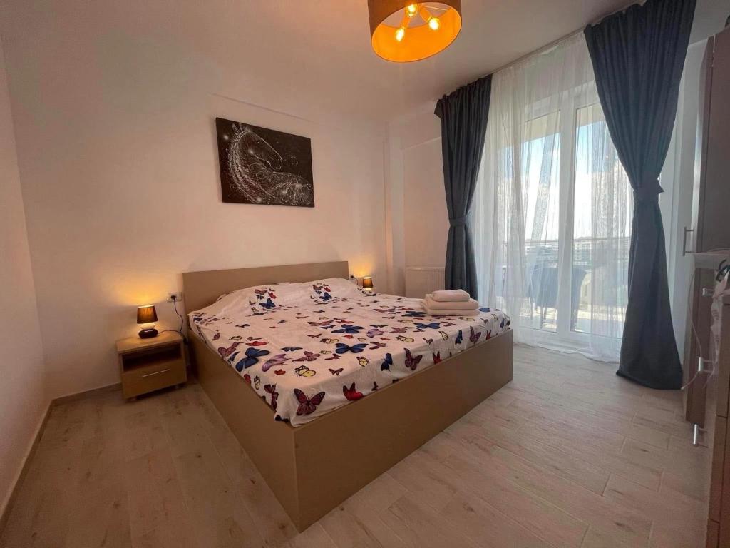 a bedroom with a bed and a window at Seashore retreat in Mamaia Nord