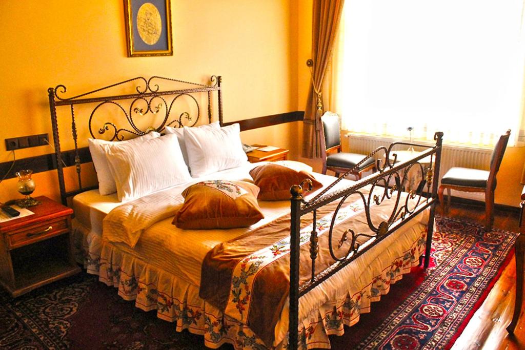 En eller flere senge i et værelse på Aksehir Butik Hotel