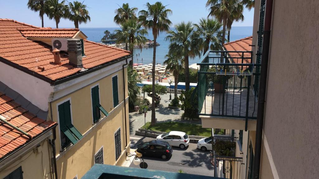 an aerial view of a street with palm trees and the ocean at BnB Cairoli - Homezon in Diano Marina