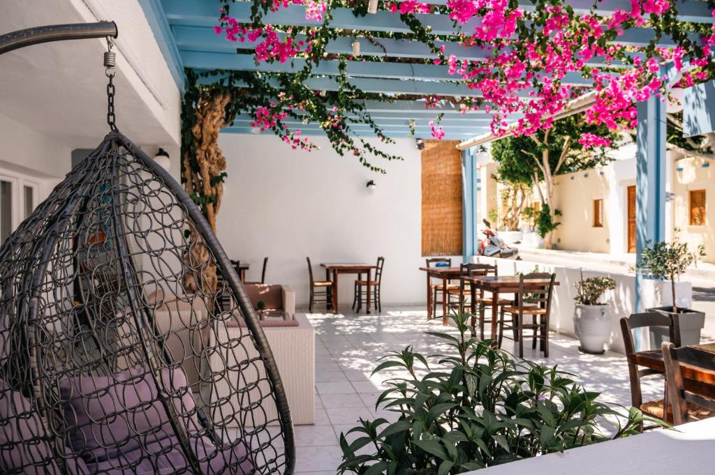 Khu vực ghế ngồi tại Narkissos Hotel