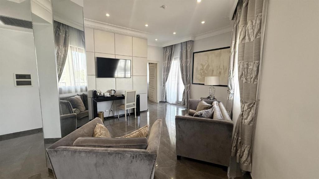 TV a/nebo společenská místnost v ubytování Radisson Blu GHR Rome