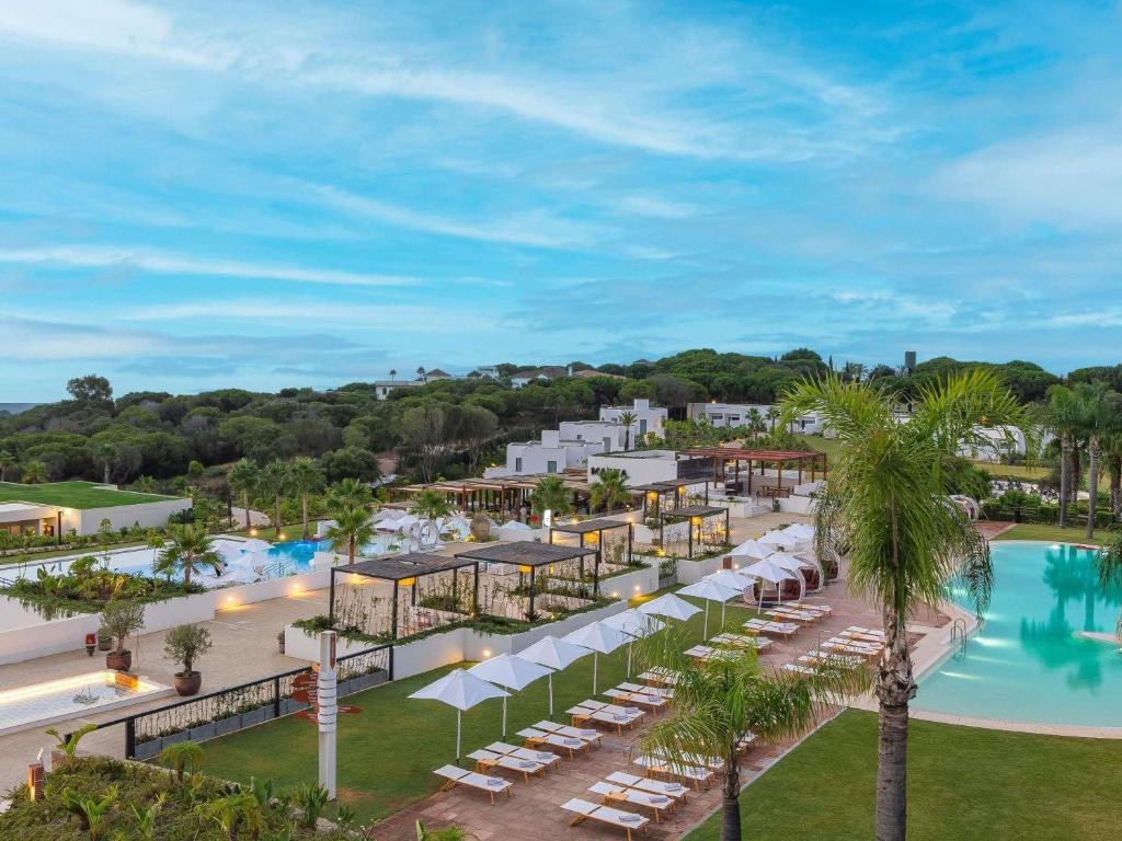 Bazén v ubytování SO/ Sotogrande Spa & Golf Resort Hotel nebo v jeho okolí