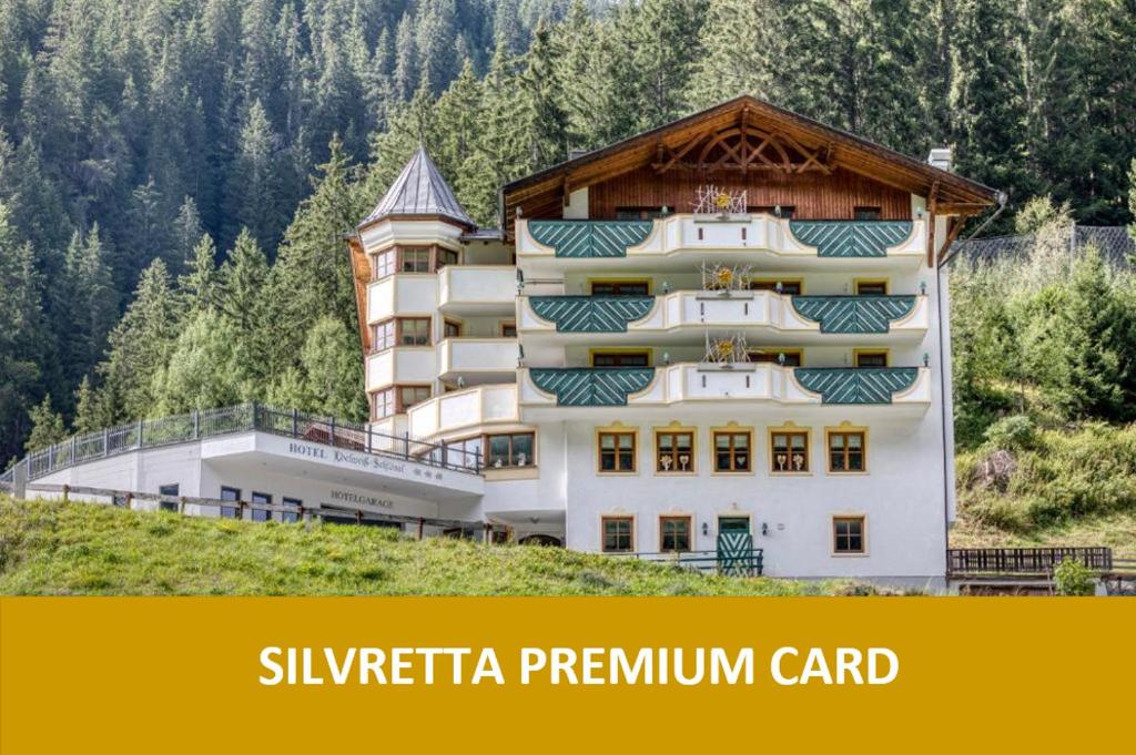 un edificio su una collina con la scritta Silvretta Premium Card di Hotel Edelweiß-Schlössl a Kappl