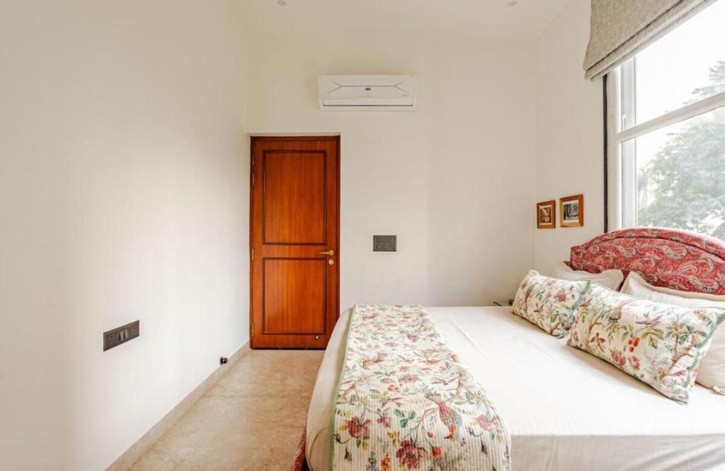 Postel nebo postele na pokoji v ubytování Aahaan Elite 2Bhk Full Luxury, Comfortable Apartment Hygienic