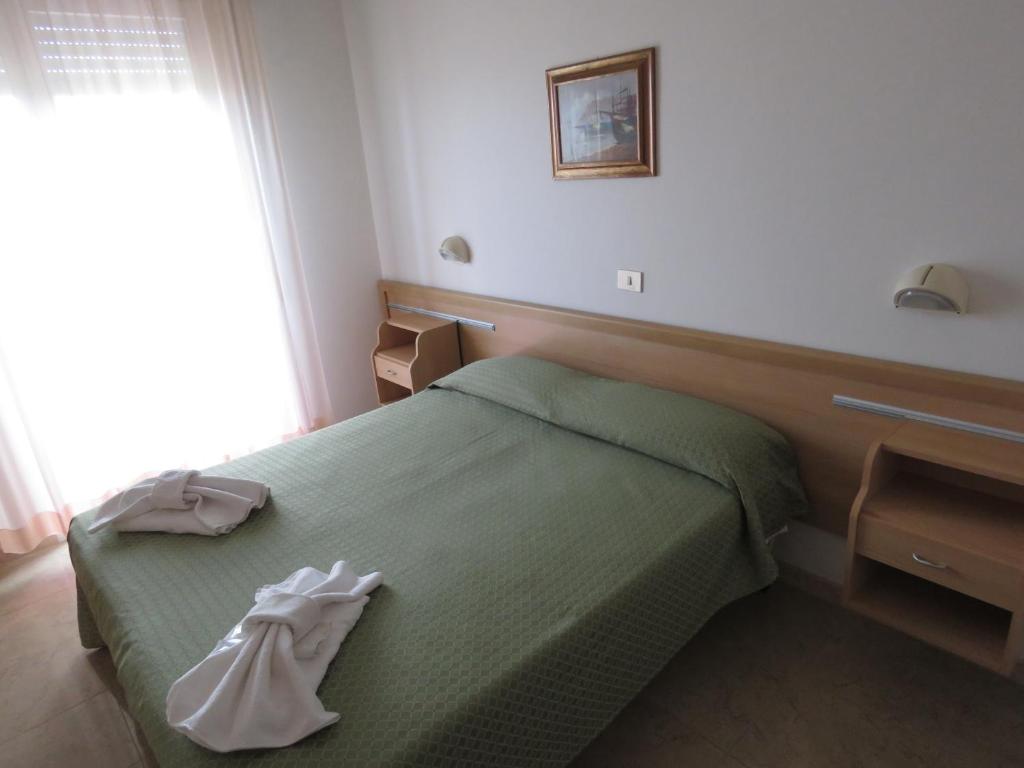 A bed or beds in a room at Hotel Cliff